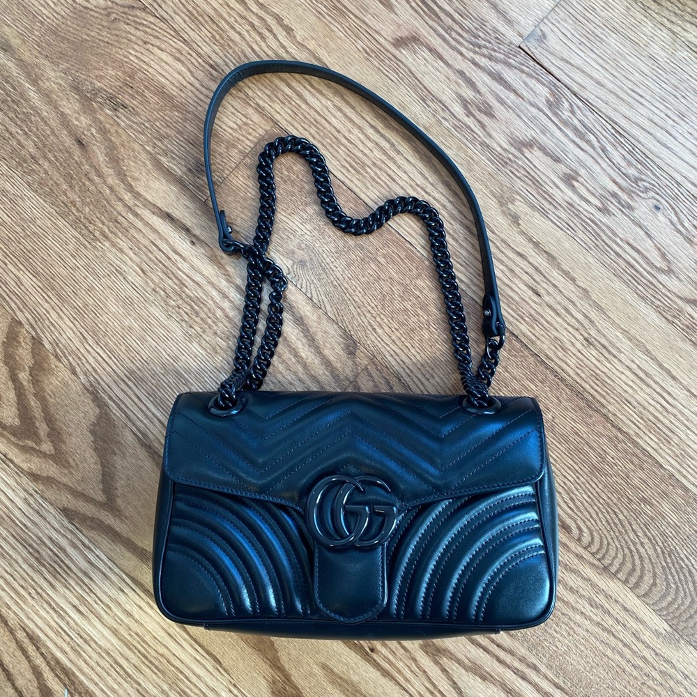 Unbelievable black purse. Looks exactly like the original!